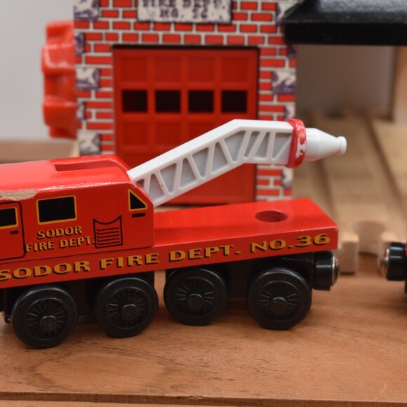 Thomas & Friends Train Wooden SODOR FIRE DEPT NO. 36 with a working Bell - Picture 5 of 11